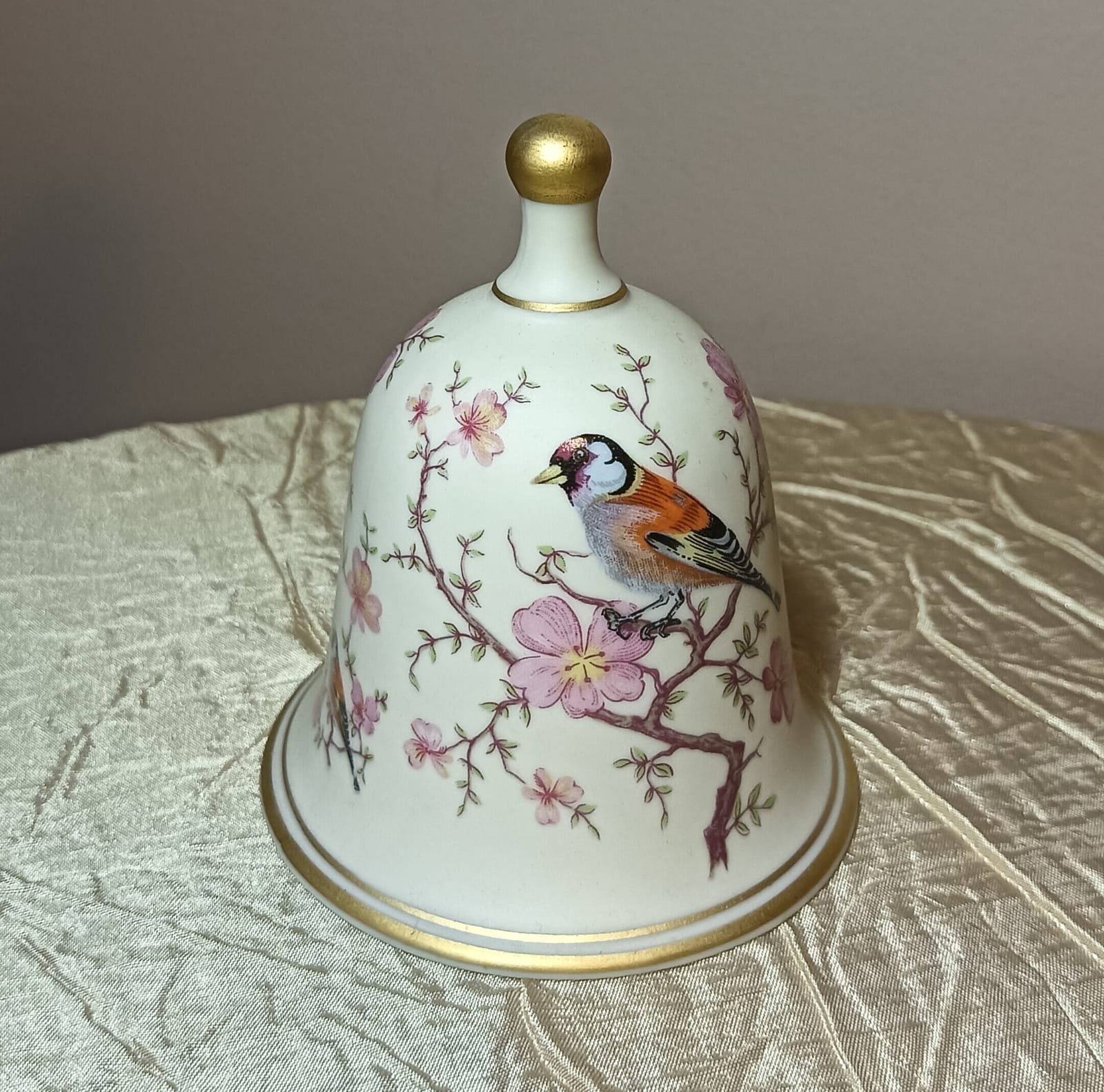 Ibis Aveiro porcelain bell with bird design