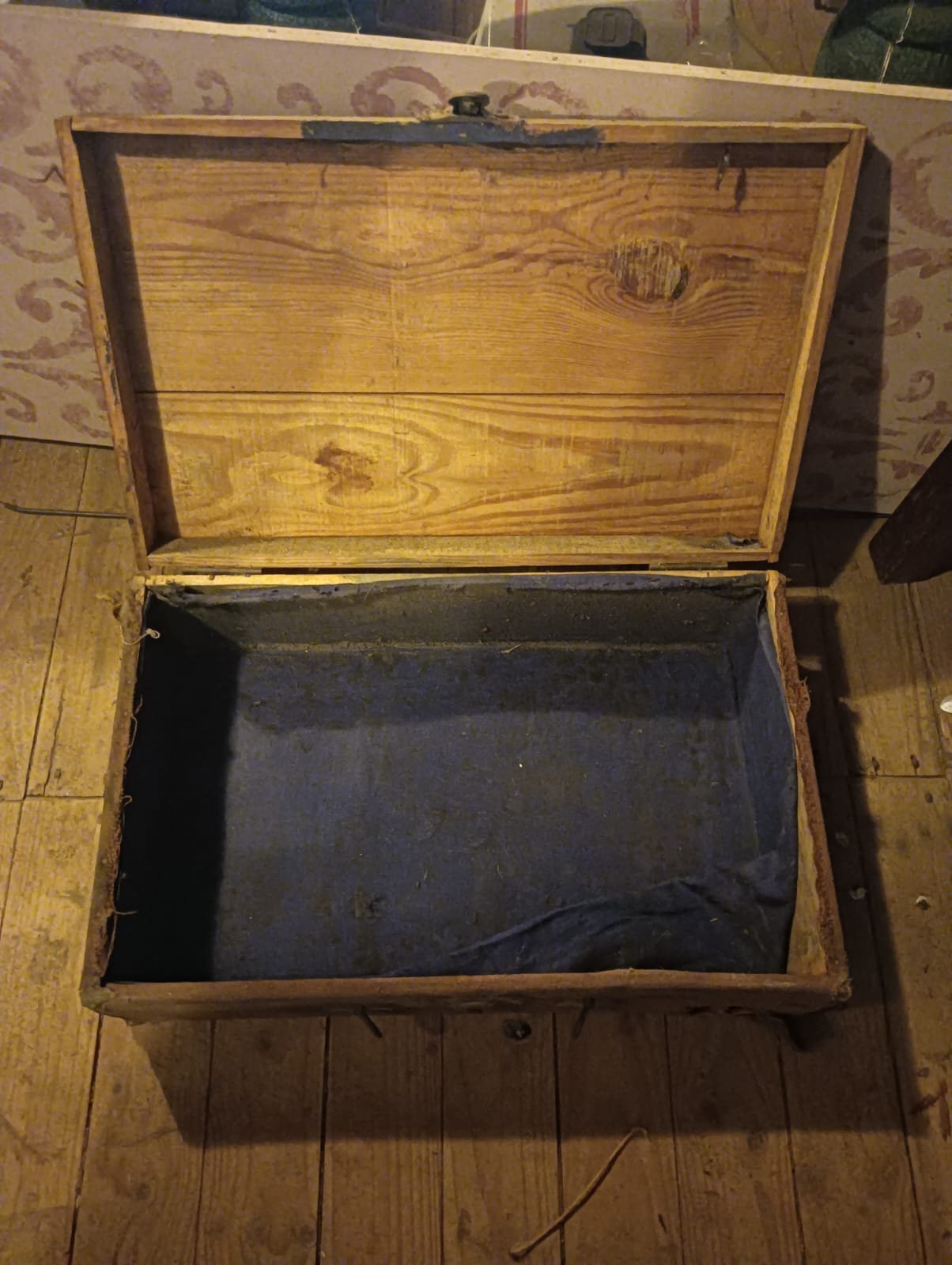 1940 vintage storage chest - Image 2
