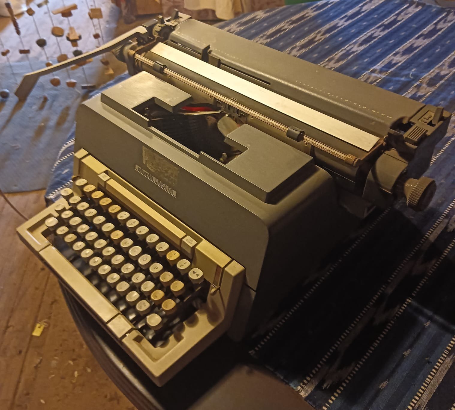 Mechanical Olivetti Linea 98 typewriter - Image 2