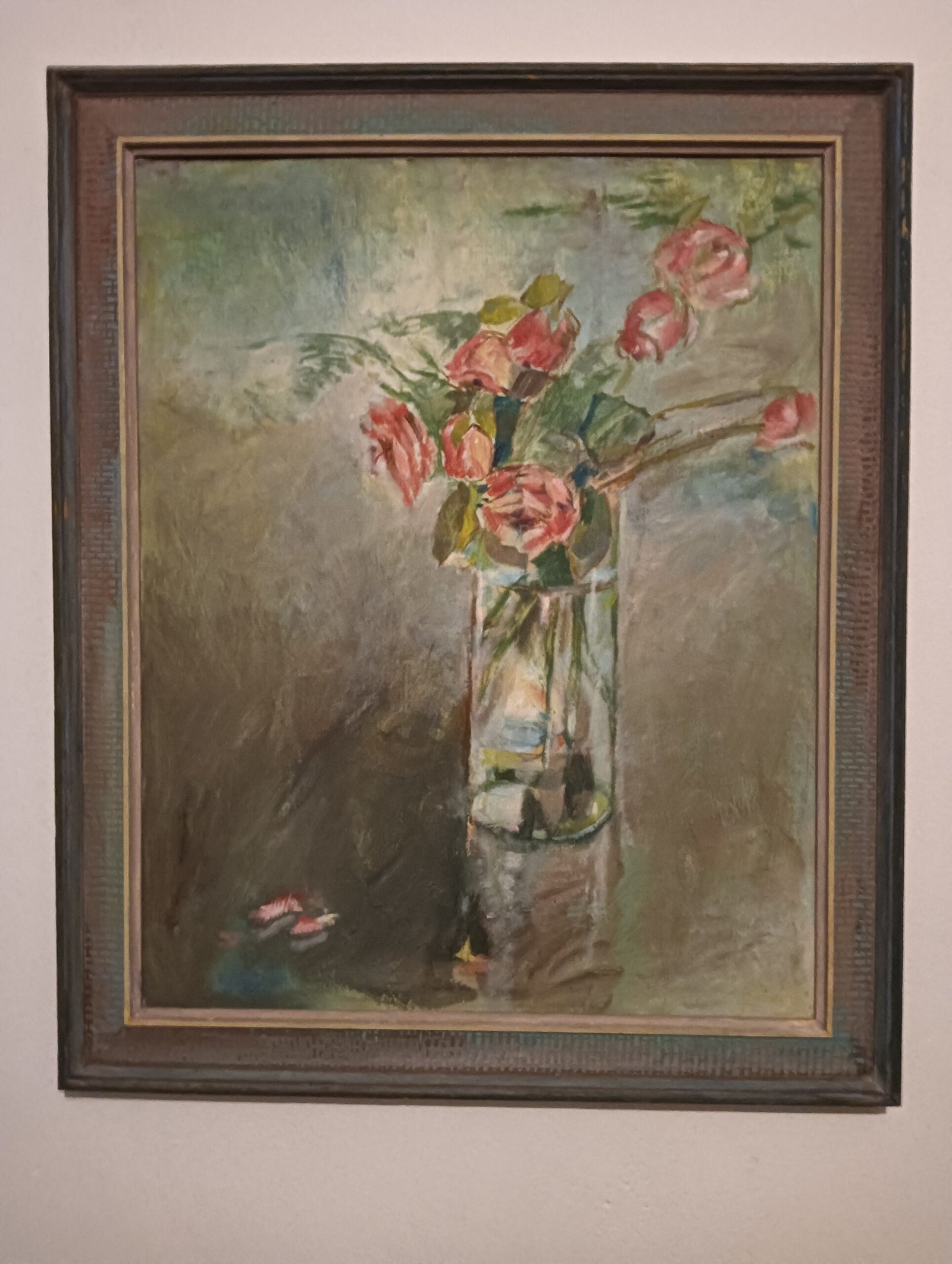 Red roses in vase